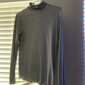 Turtle neck black and white